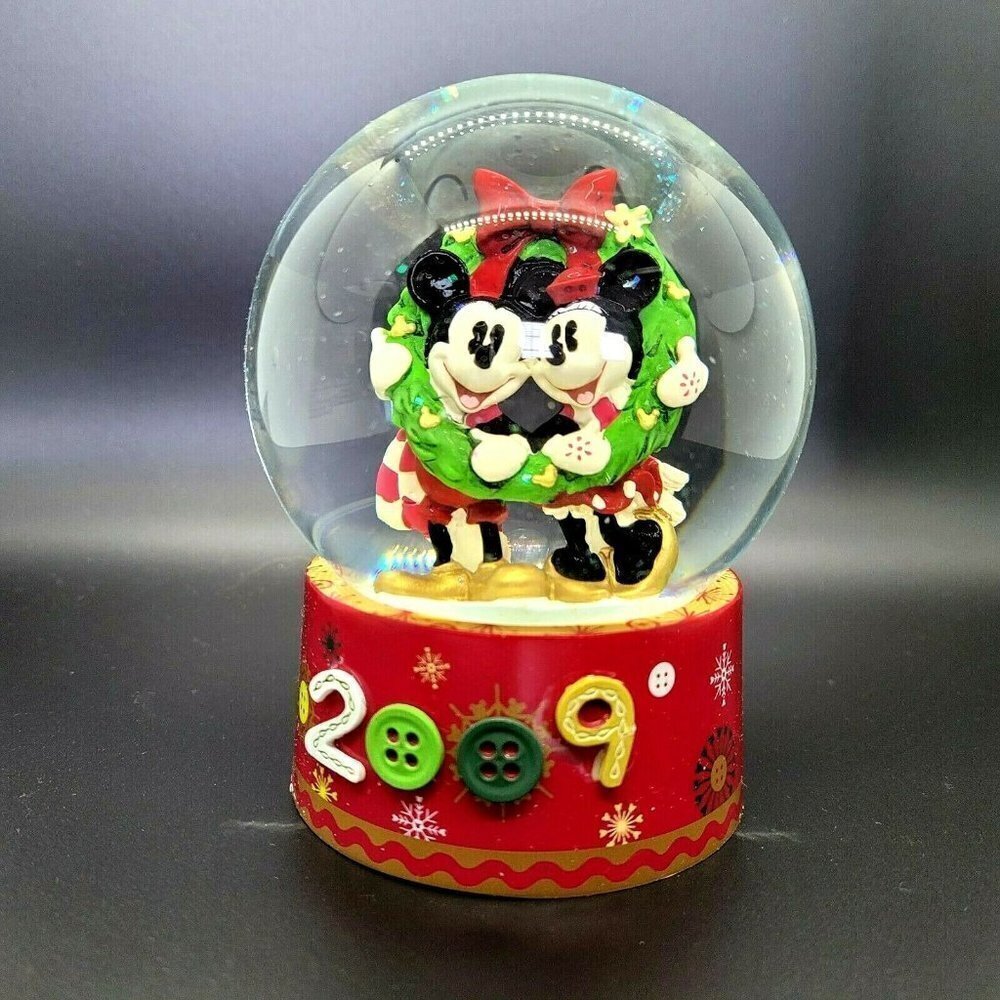 Disney Mickey & Minnie 2009 Holiday Snow Globe